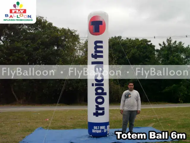 Totem inflável promocional Rádio Tropical FM